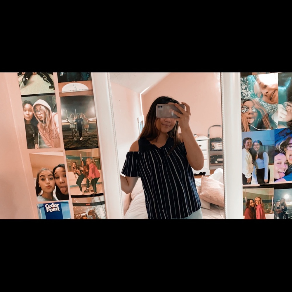 Cut out from the shoulder striped top. Size: L